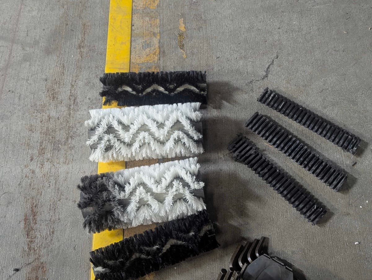 Escalator cleaning machine brush set and guide components